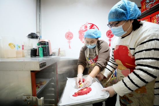1月24日，在河北省隆堯縣固城鎮(zhèn)北辛莊村饅頭房，農(nóng)民在制作花饃。成梅攝