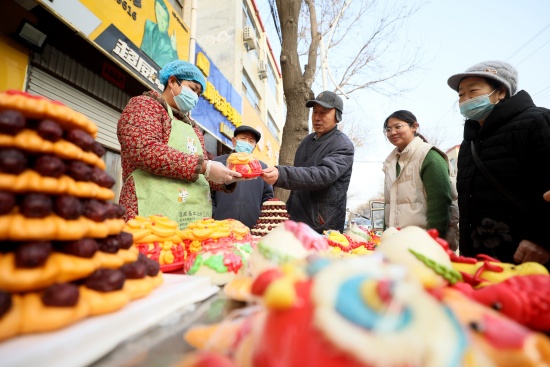1月24日，在河北省隆堯縣固城鎮(zhèn)北辛莊村饅頭房，農(nóng)民將蒸好的花饃進行晾曬。成梅攝