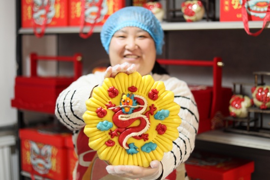 1月24日，在河北省隆堯縣固城鎮(zhèn)北辛莊村饅頭房，農(nóng)民展示蒸好的花饃。成梅攝