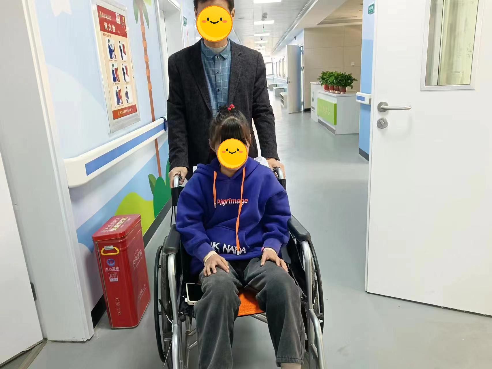 1701342371131504.jpg 丹丹來的時候,父親推著輪椅送她來到中心.jpg